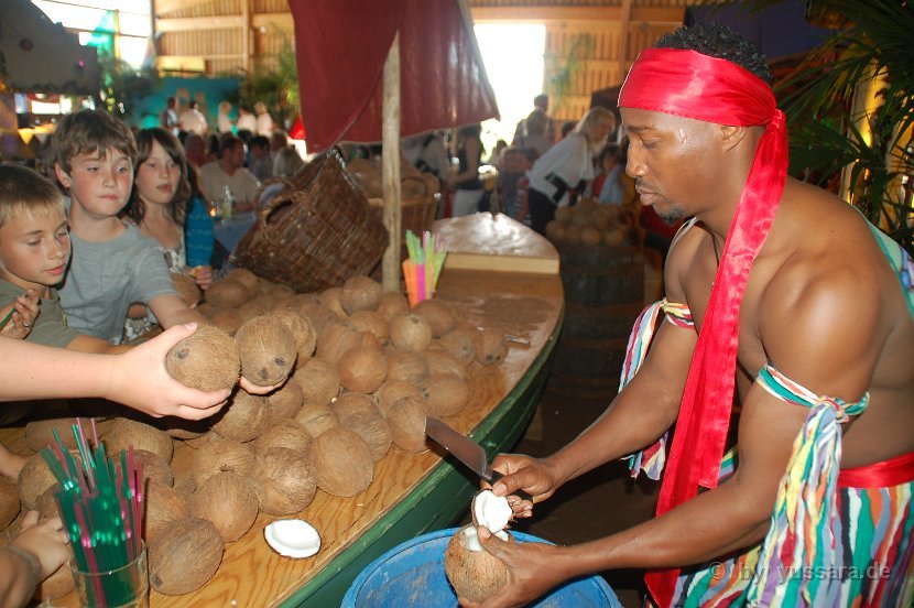Das Highlight, traditionelles Kokosnuss öffnen zur Begrüßung ihrer Gäste (30)